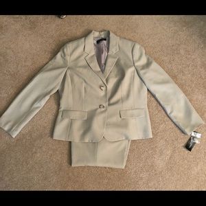 Black Label Evan Picone taupe/tan pantsuit size 16